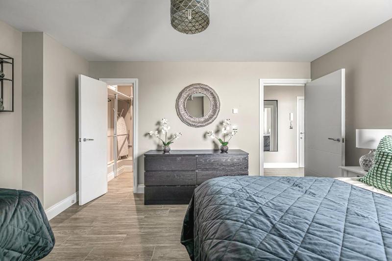 Airhost's Brighton's Best Green Diamond Escape with Sea Views - image 7