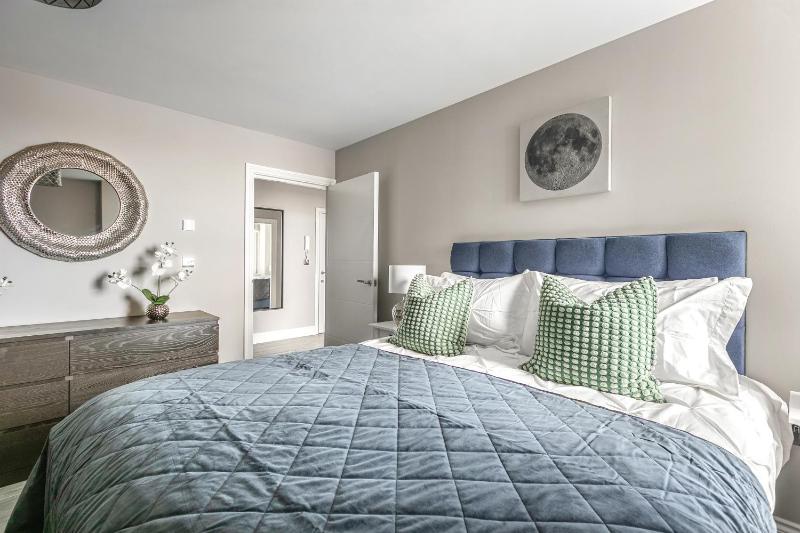 Airhost's Brighton's Best Green Diamond Escape with Sea Views - image 9