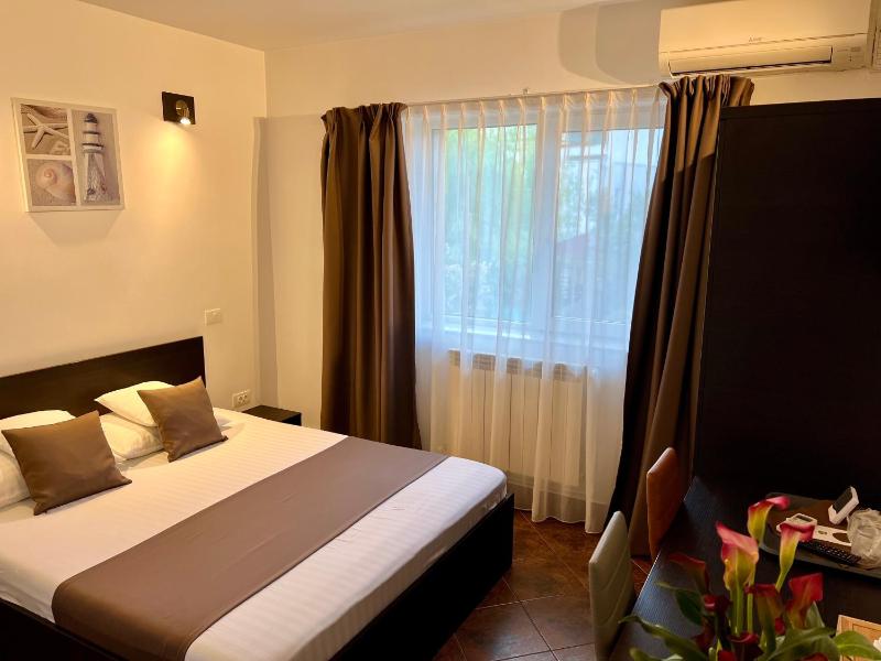 Queen Room image 3