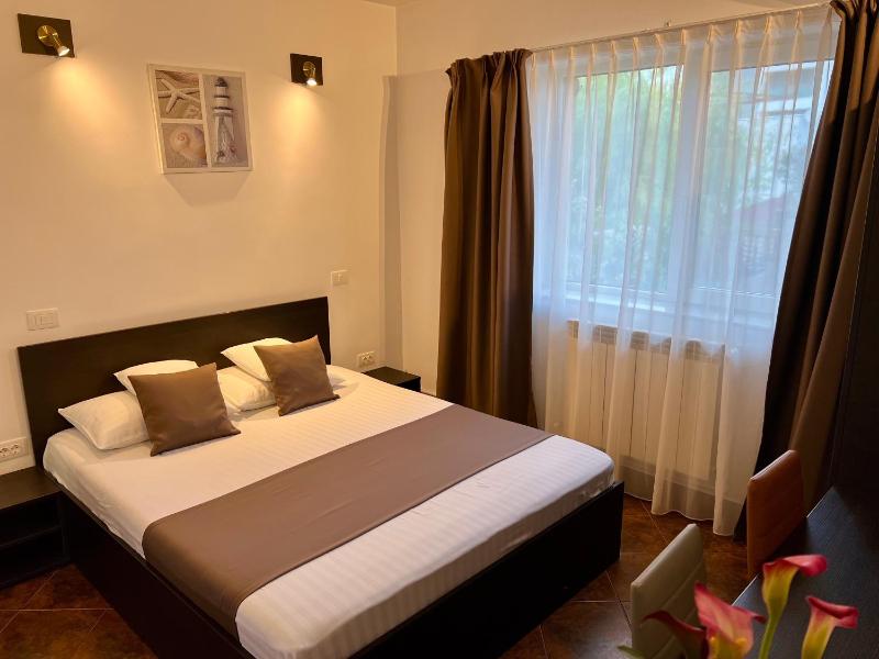 Queen Room image 4