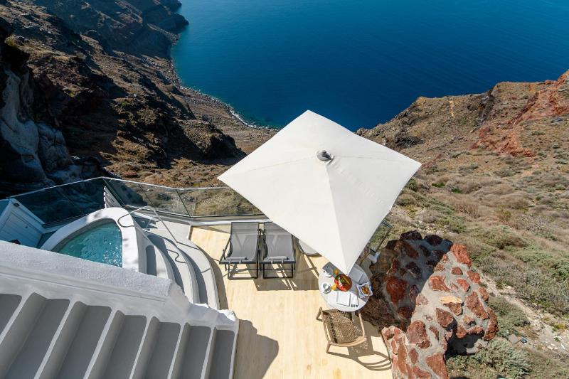 Cliff Suite with Sea View and both Indoor & Outdoor Jetted Plunge Pools image 1