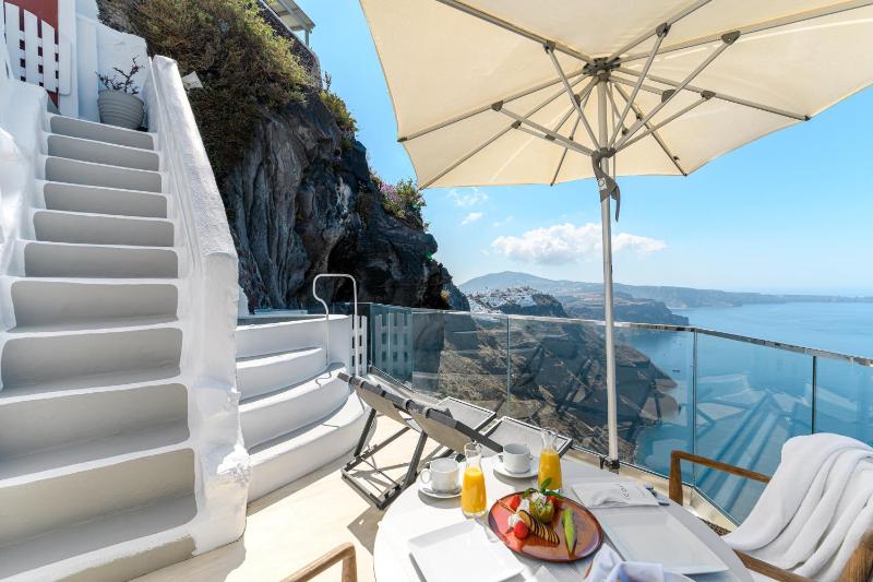 Cliff Suite with Sea View and both Indoor & Outdoor Jetted Plunge Pools image 2