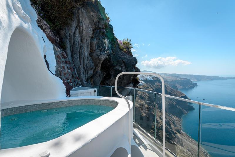Cliff Suite with Sea View and both Indoor & Outdoor Jetted Plunge Pools image 4