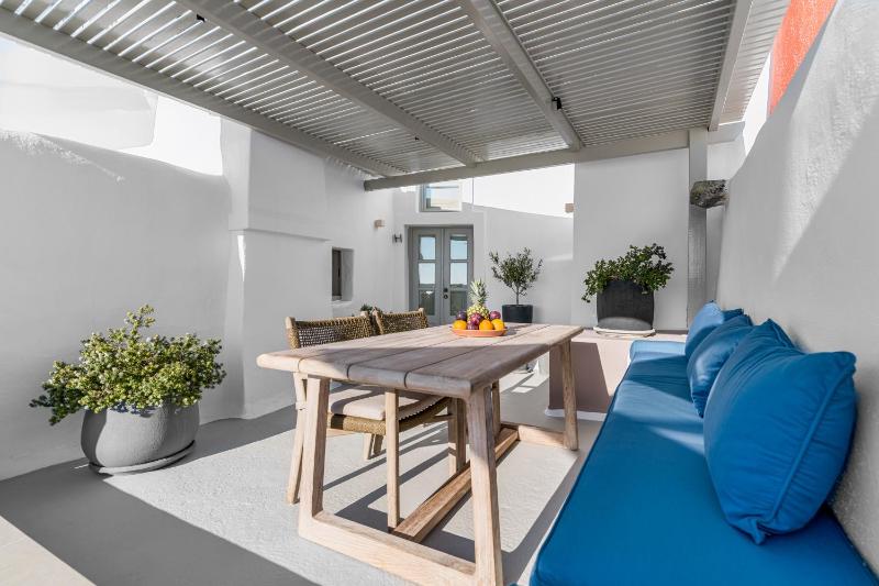 Iconic Suite with Sea View and both Indoor & Outdoor Jetted Plunge Pools image 4