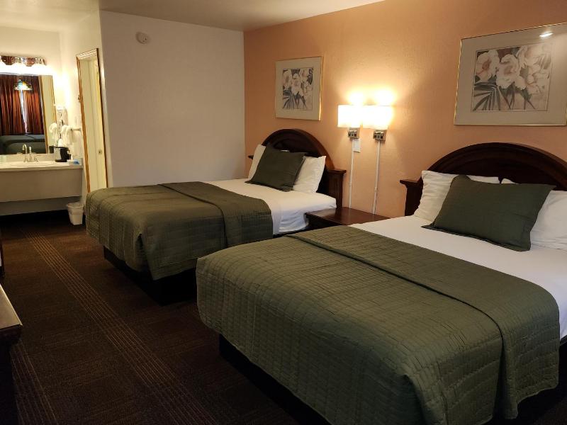 Queen Room with Two Queen Beds image 4