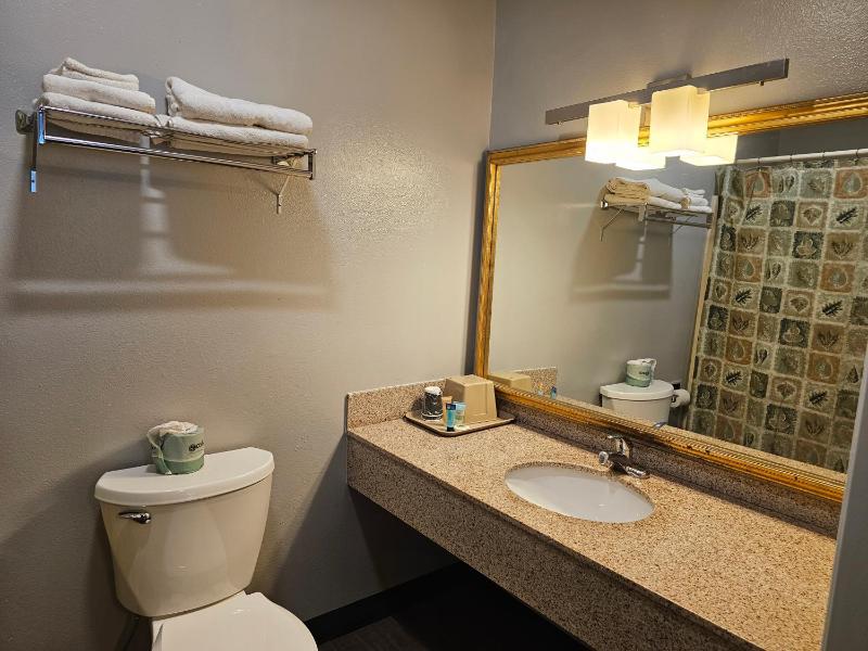 Queen Room image 3