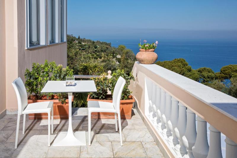 Superior Triple Room with Sea View image 4