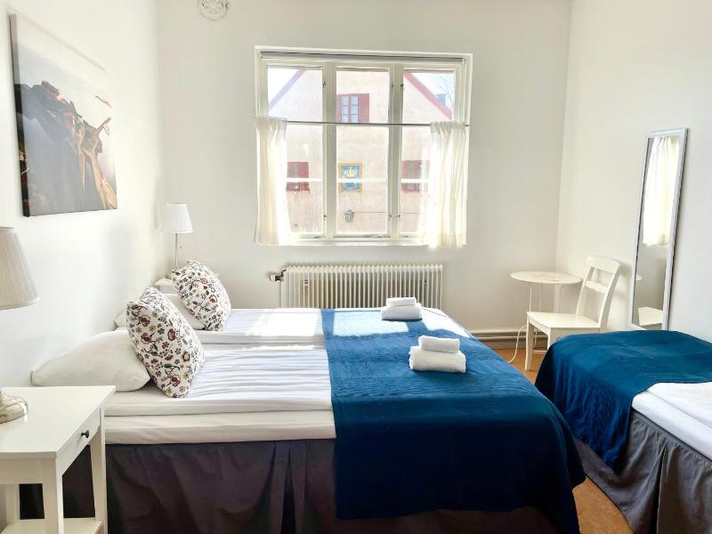 Standard Triple Room with Shared Bathroom image 4