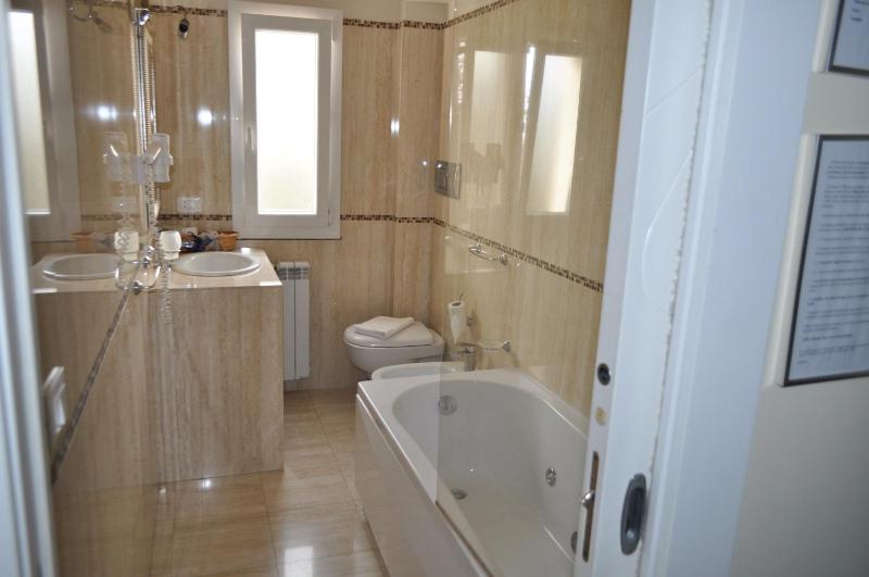 Deluxe Triple Room with Bath image 4