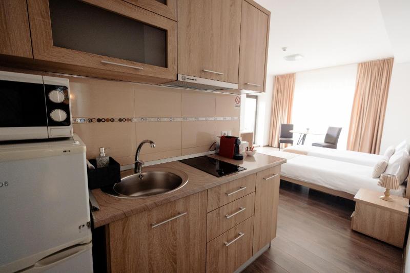 Twin Room image 4
