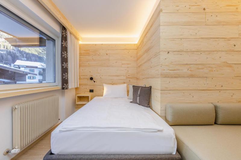 Single Room with Balcony image 3