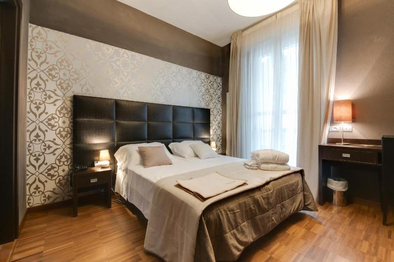 Large Double or Twin Room image 3