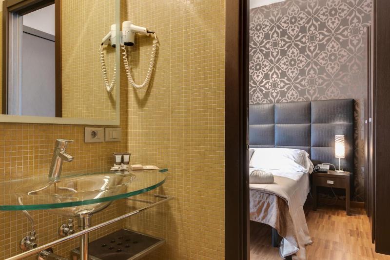 Deluxe Double or Twin Room with Hot Tub image 2