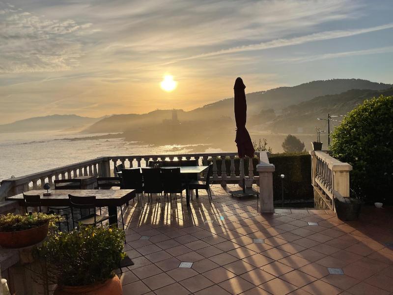 Amanecer en o mar, casa en Baiona con piscina Images