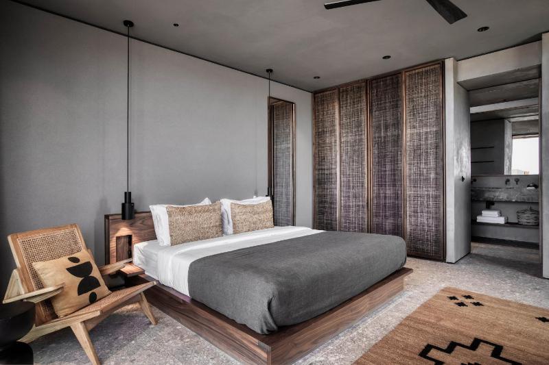 Tropical Bungalow, Guest room, 1 King, Garden view, Balcony image 3