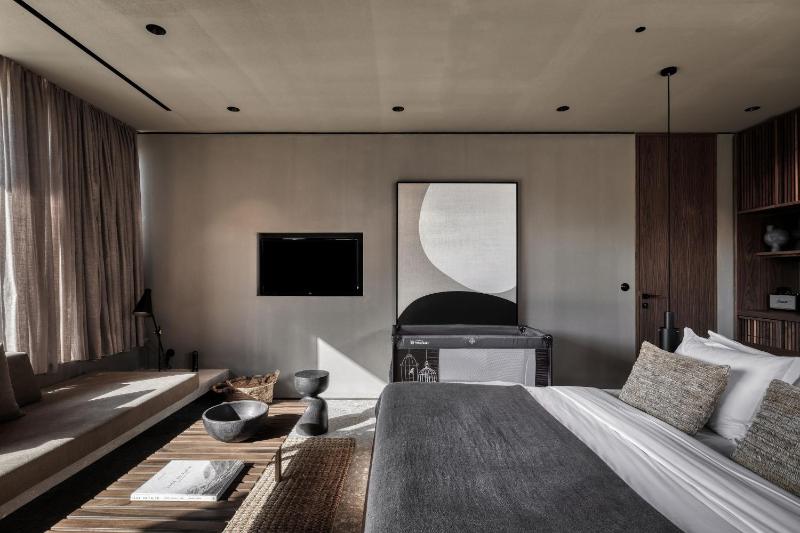 Tropical Family Room,, Guest room, 1 King, Sofa bed, Balcony image 3
