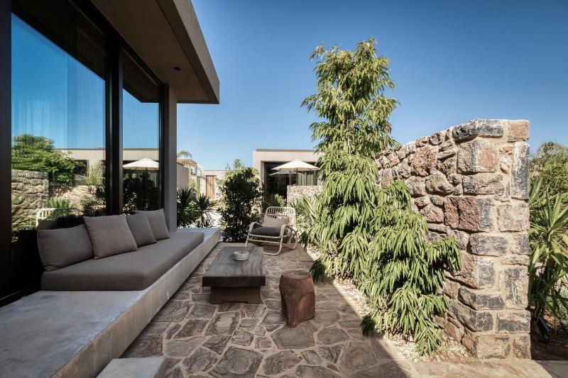 Tropical Bungalow, Guest room, 1 King, Garden view, Balcony image 4