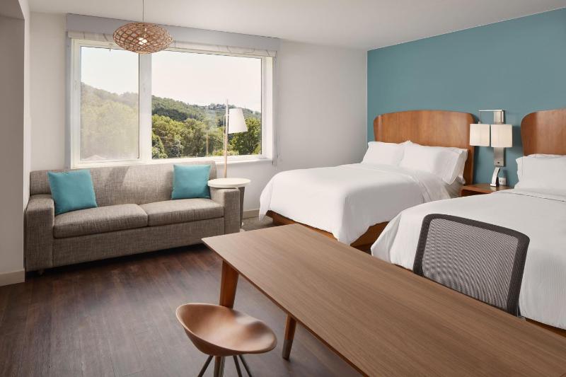 Studio with Two Queen Beds and Sofa Bed image 4