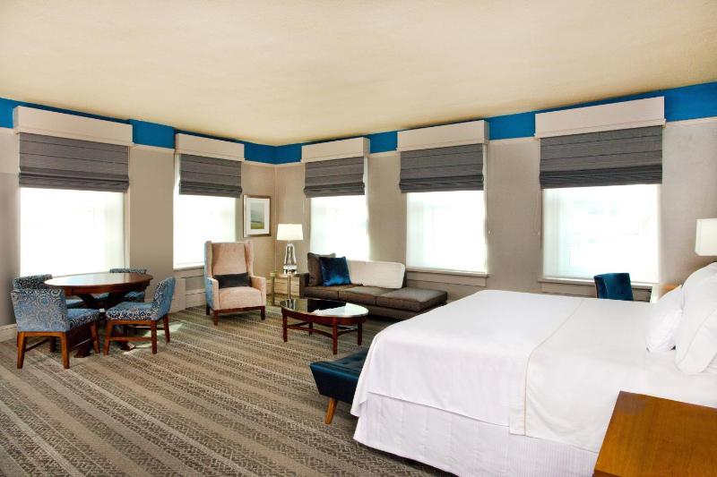Studio Suite, 1 King, Corner room image 2