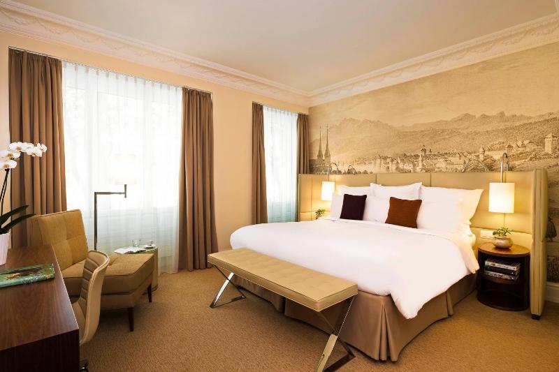 Deluxe room, Larger Guest room, 1 King image 4