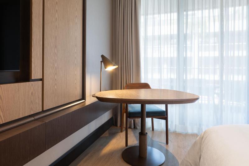 Deluxe King Room with City View image 3