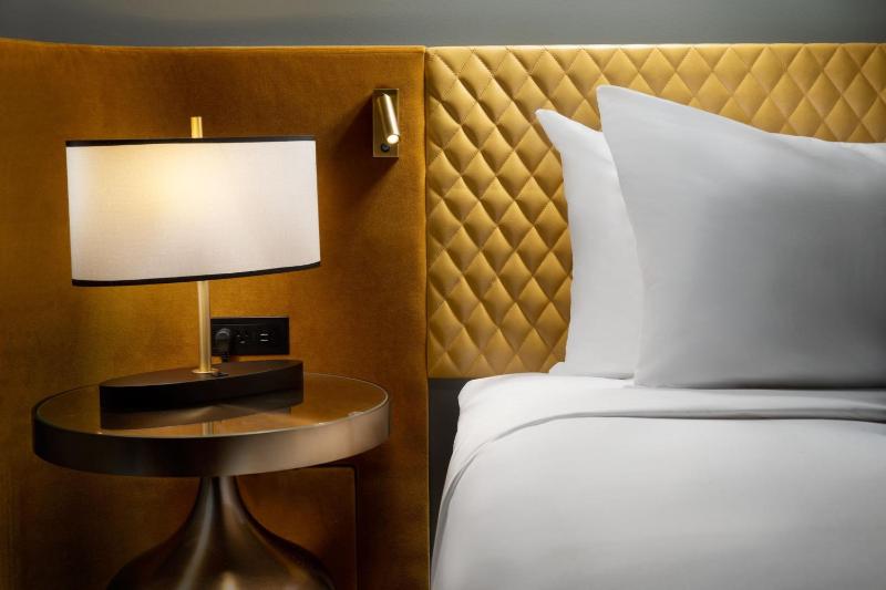 Deluxe King Room with Sofa Bed image 4