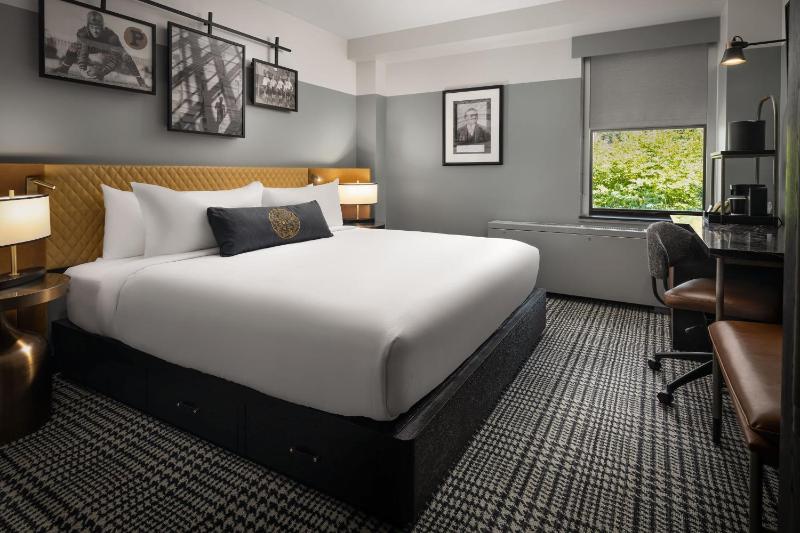 Standard King Room image 3