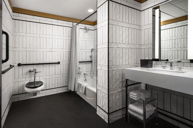 Standard Twin Room image 4