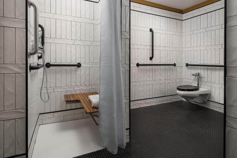Standard King Room image 4