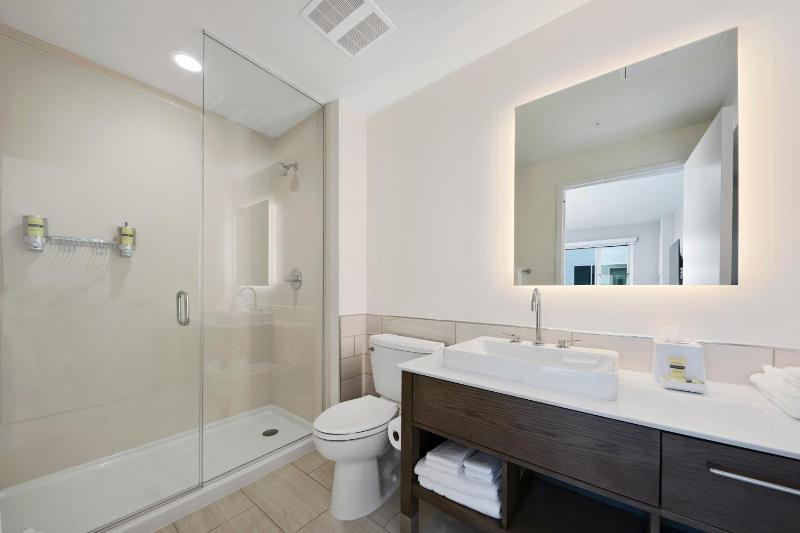Deluxe King Room with Kitchenette image 3