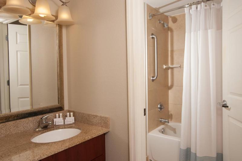 2 Bedroom 2 room Suite, 2 King, Sofa bed image 2