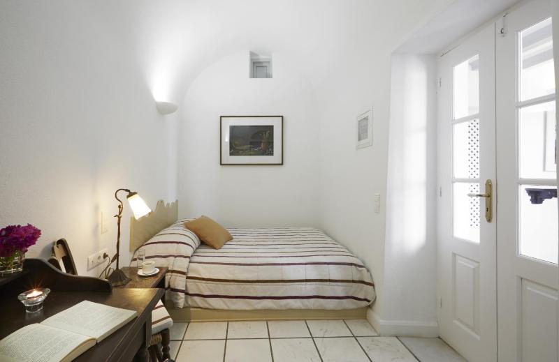 Petite Suite with Hot Tub and Caldera View Terrace  image 2