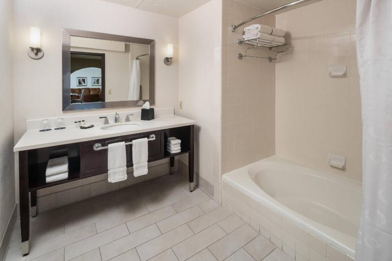 Larger Guest room, 1 King, Sofa bed, Courtyard view image 2