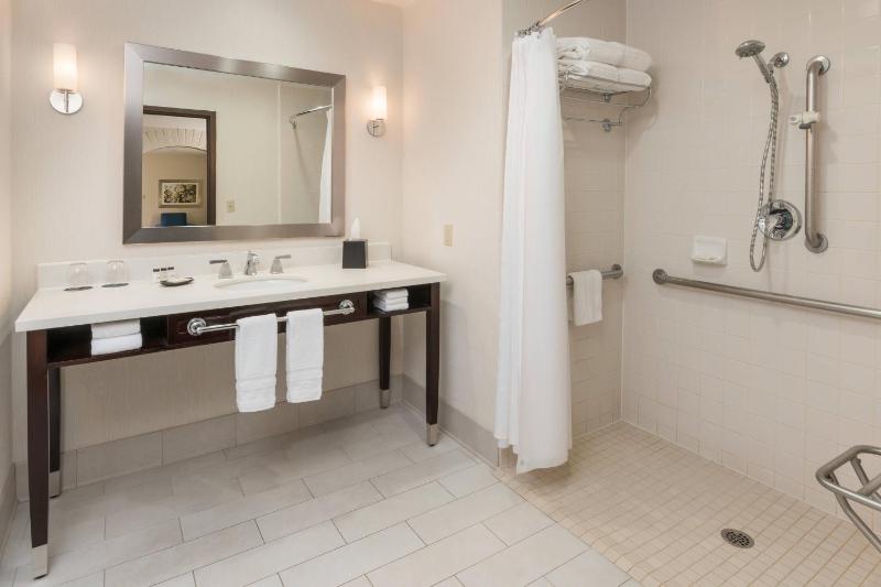 Club level, Guest room, 1 King, Balcony image 2