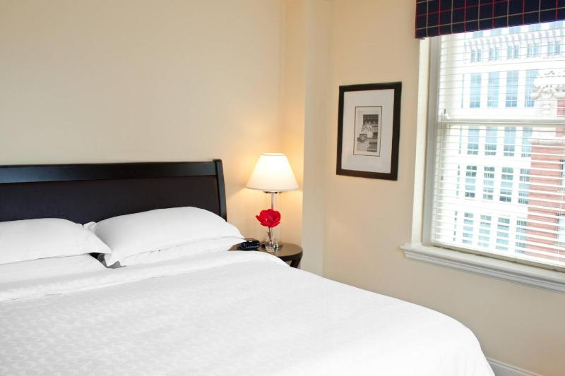 1 Bedroom Junior Suite, 1 King, Low floor image 3