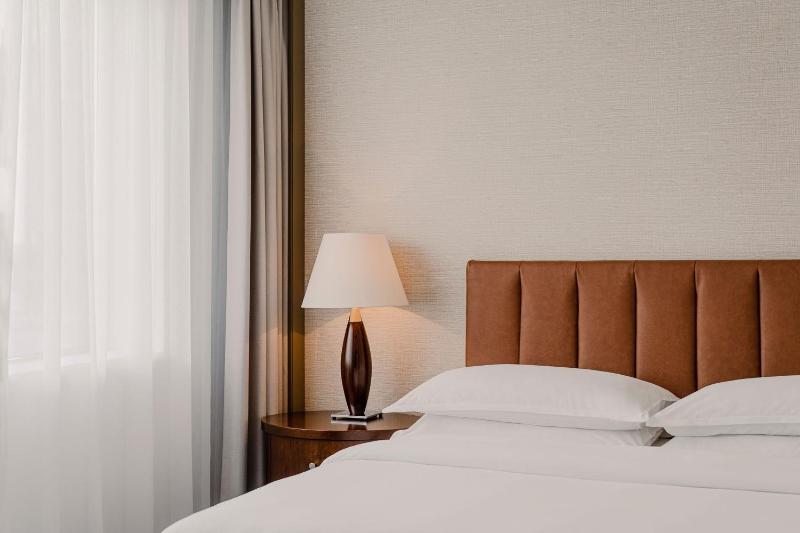 Classic, Guest room, 1 King image 3