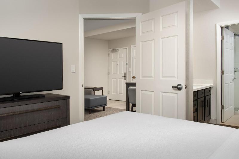 One-Bedroom Queen Suite – Allergy Friendly image 4