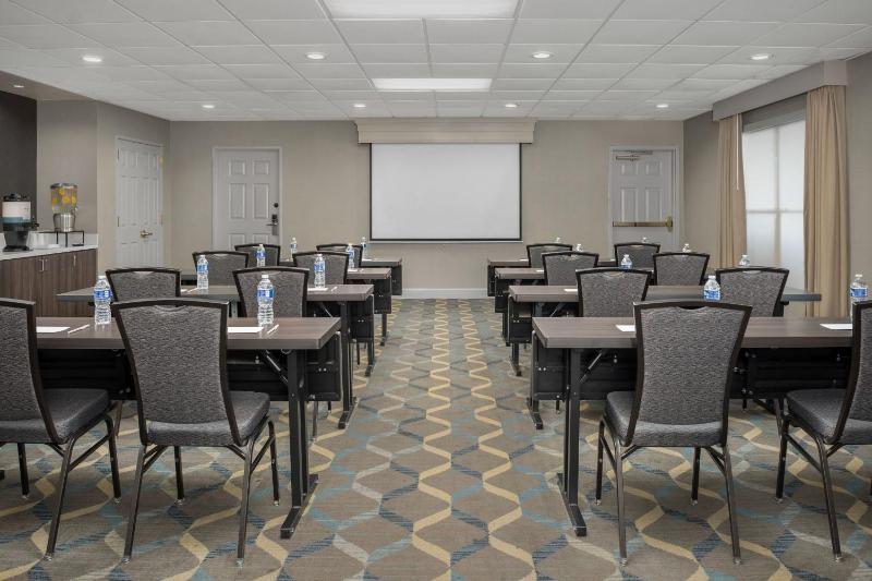 Residence Inn by Marriott Phoenix Airport - image 32