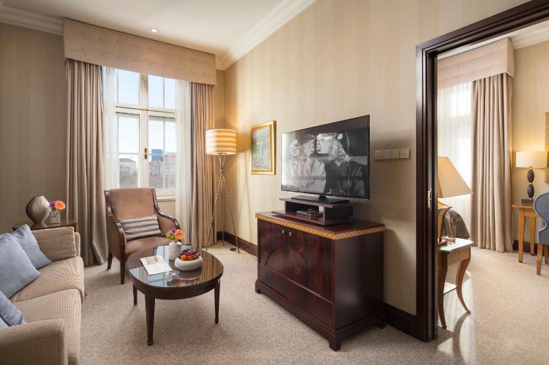 Deluxe Suite image 1