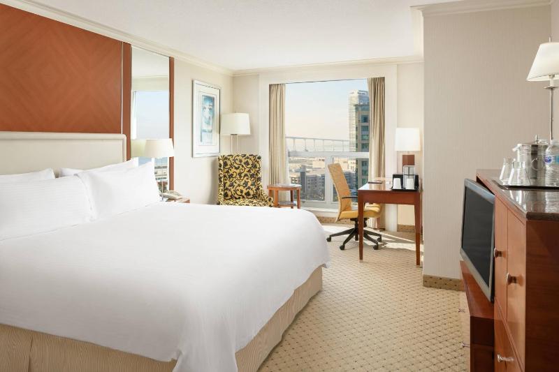 1 King, Water View Room image 4
