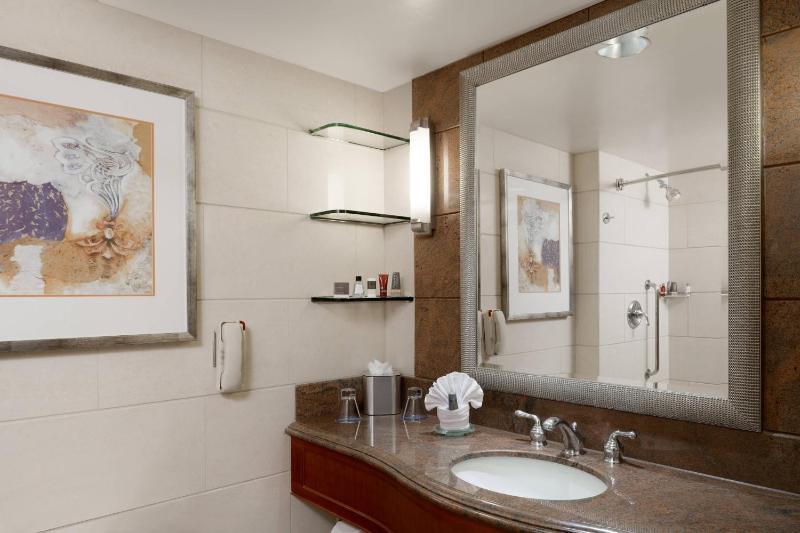 1 King, Water View Room image 2