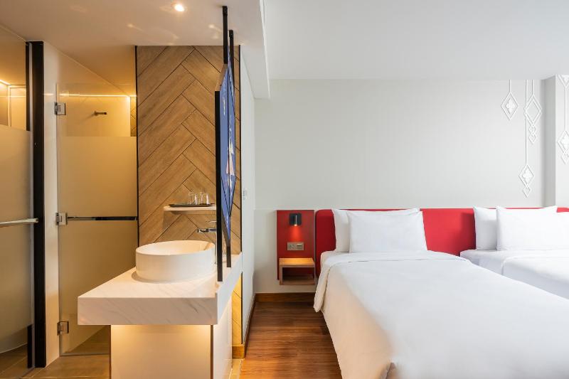 Superior Twin Room image 3