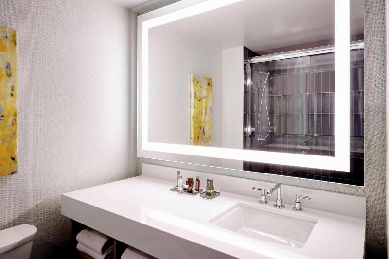 King Guest Room with Bay View High Floor image 4
