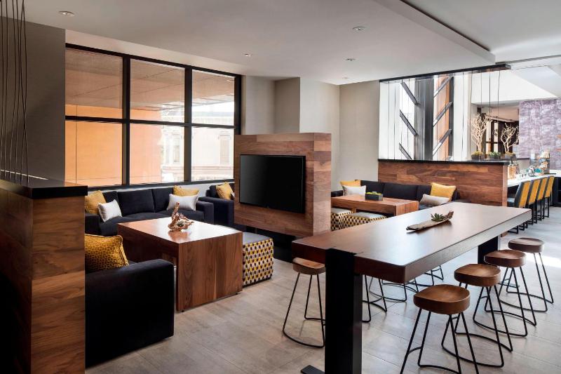 Concierge King Room image 4