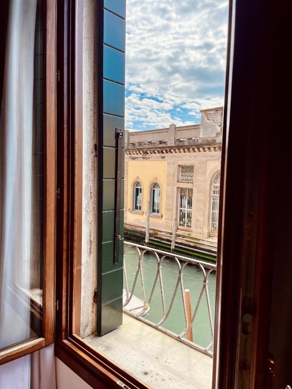 Superior Double Room with Canal View image 4