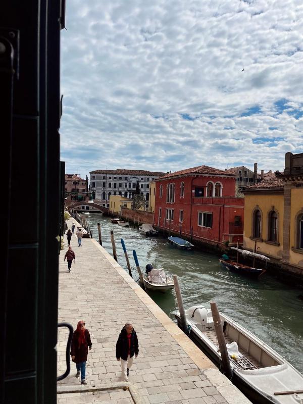 Superior Double Room with Canal View image 3