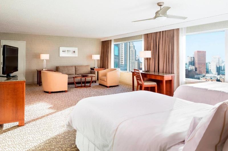 Deluxe Family Suite image 3