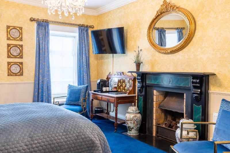 Deluxe Queen Room image 2