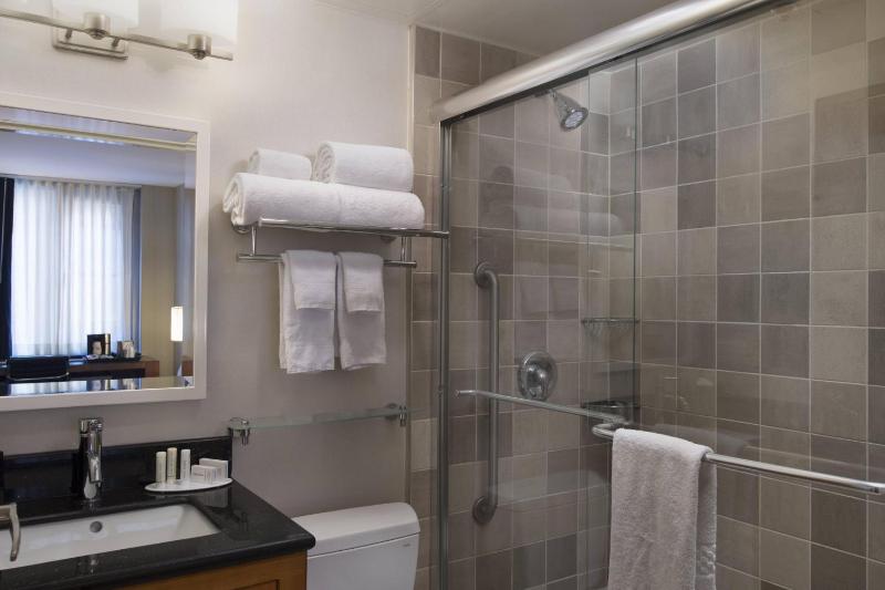 Fairfield Inn & Suites by Marriott New York Manhattan/Fifth Avenue - image 5