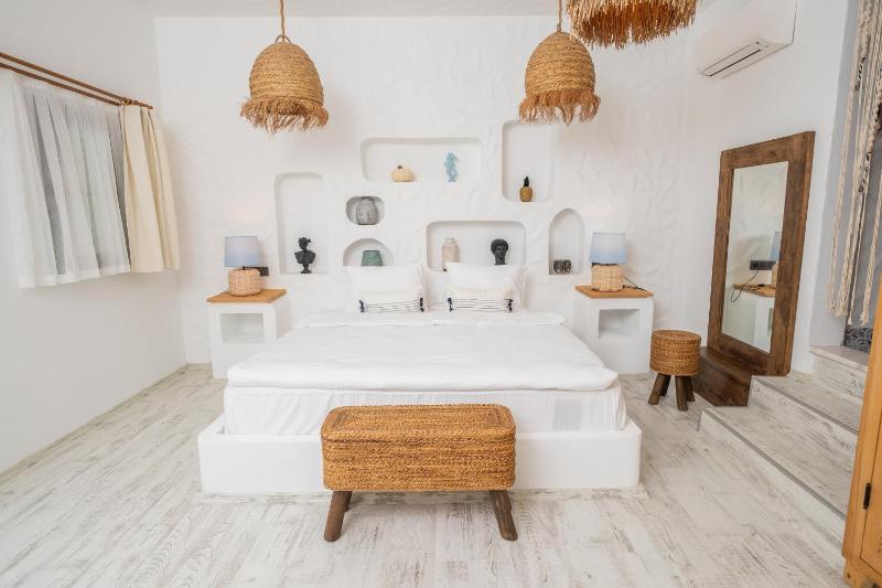 Queen Room with Pool View image 3